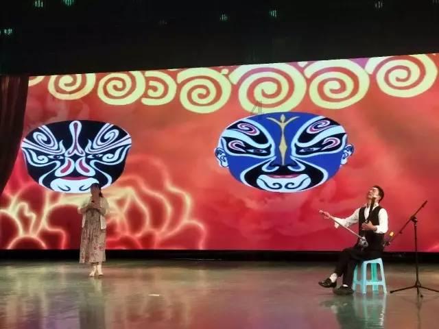 救援聪明的小女生